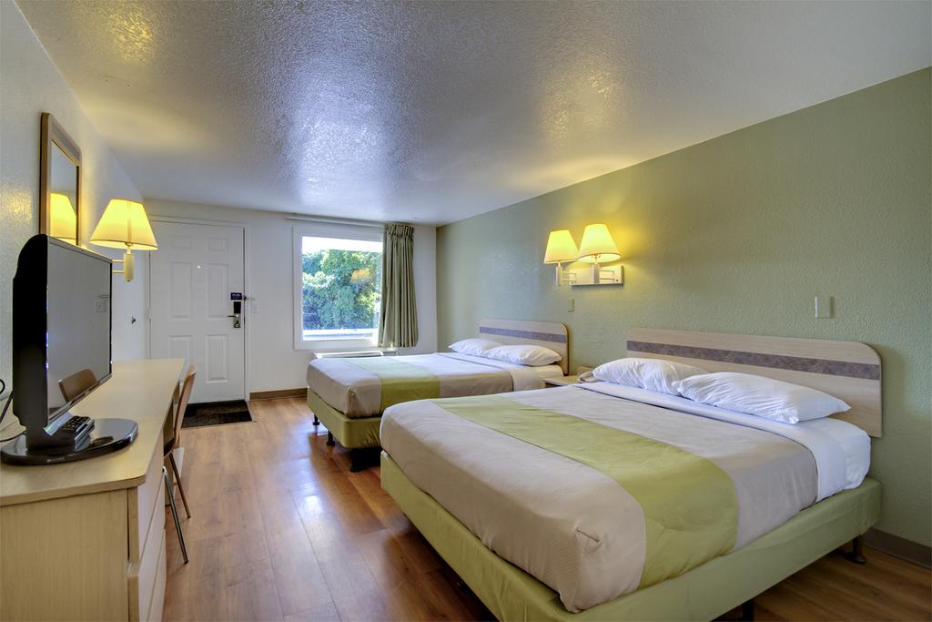 Rodeway Inn Windsor Mill Ngoại thất bức ảnh