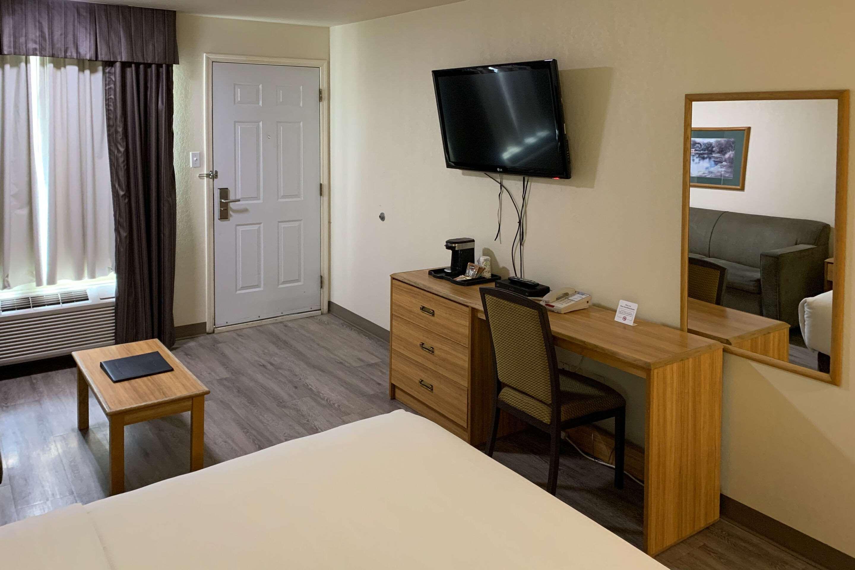 Rodeway Inn Windsor Mill Ngoại thất bức ảnh