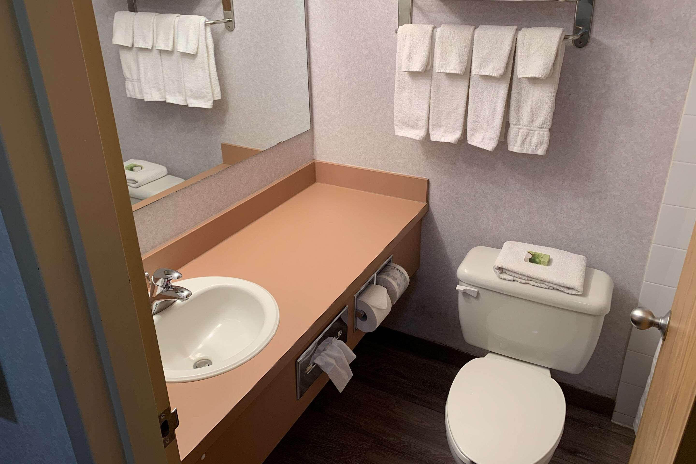 Rodeway Inn Windsor Mill Ngoại thất bức ảnh