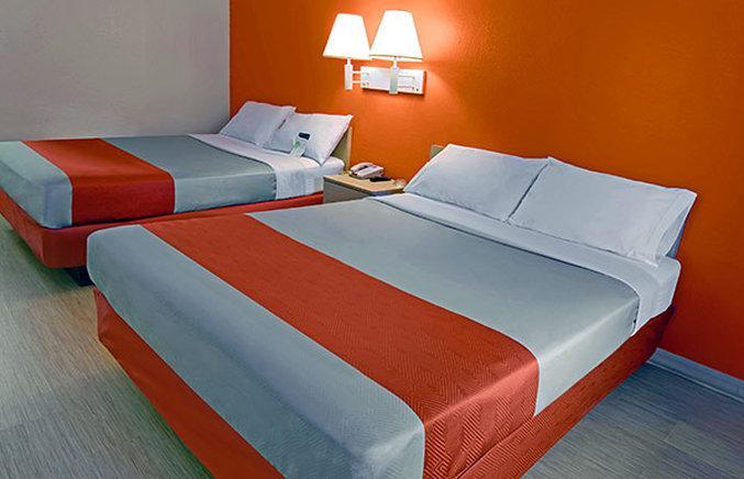 Rodeway Inn Windsor Mill Ngoại thất bức ảnh