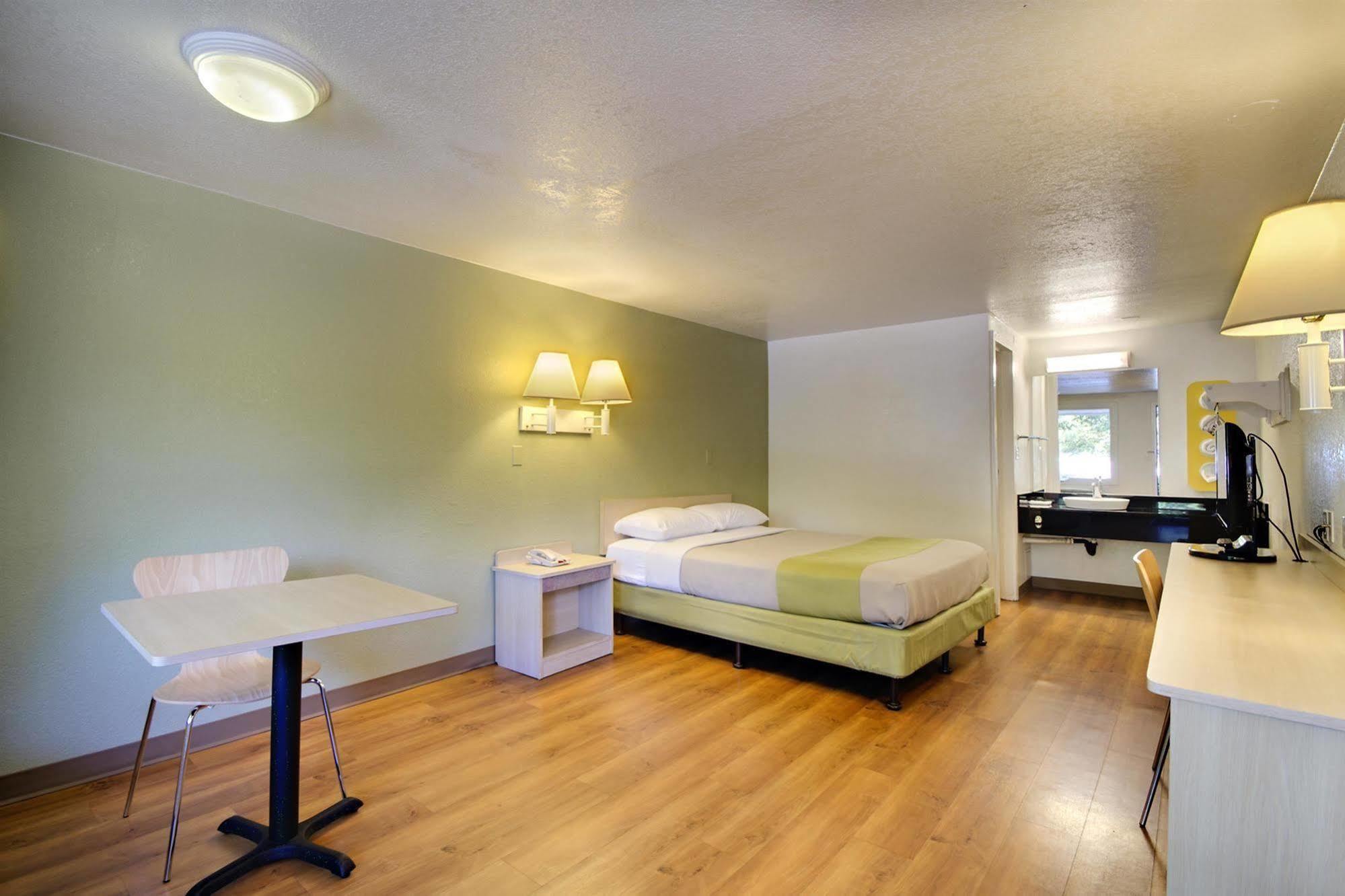 Rodeway Inn Windsor Mill Ngoại thất bức ảnh