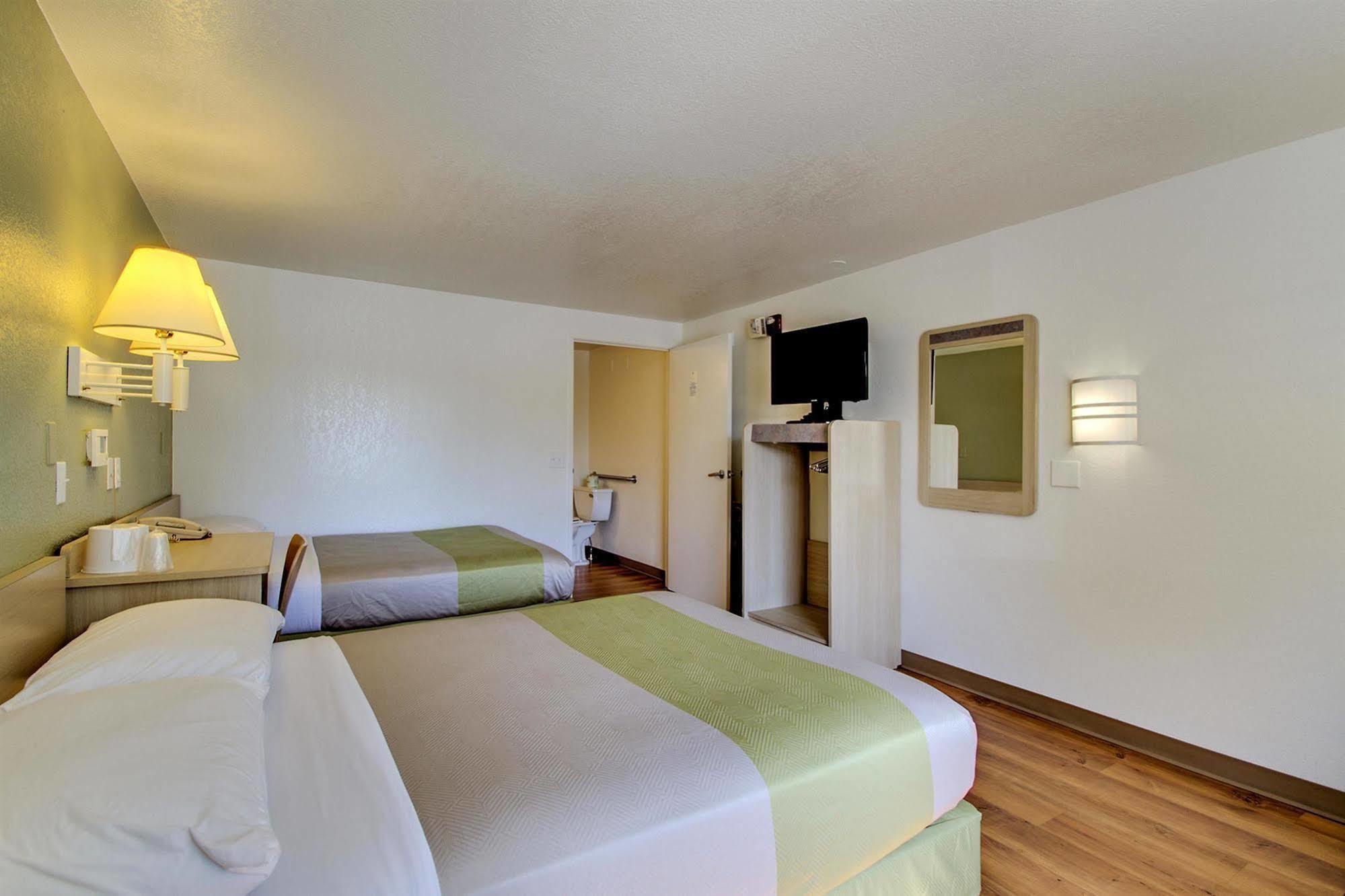 Rodeway Inn Windsor Mill Ngoại thất bức ảnh