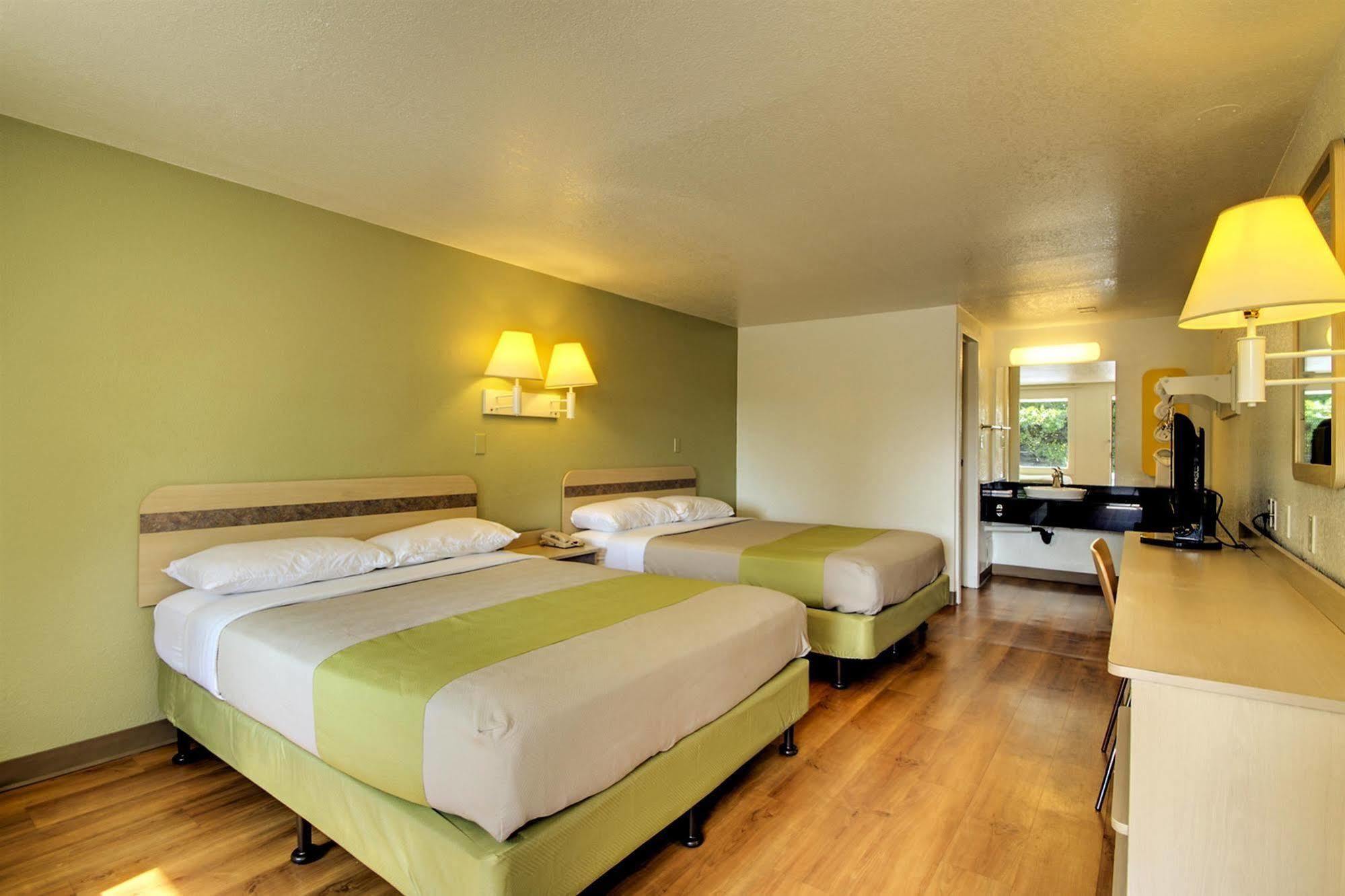Rodeway Inn Windsor Mill Ngoại thất bức ảnh