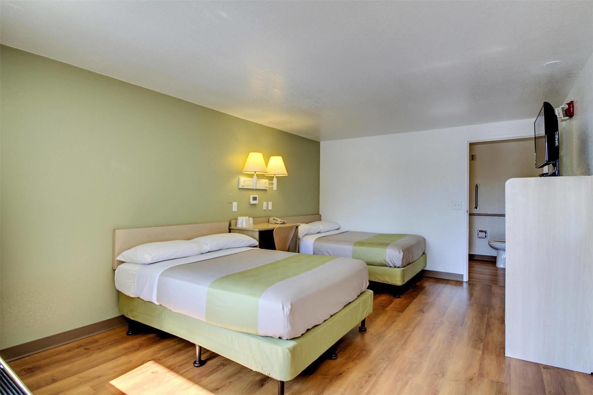 Rodeway Inn Windsor Mill Ngoại thất bức ảnh