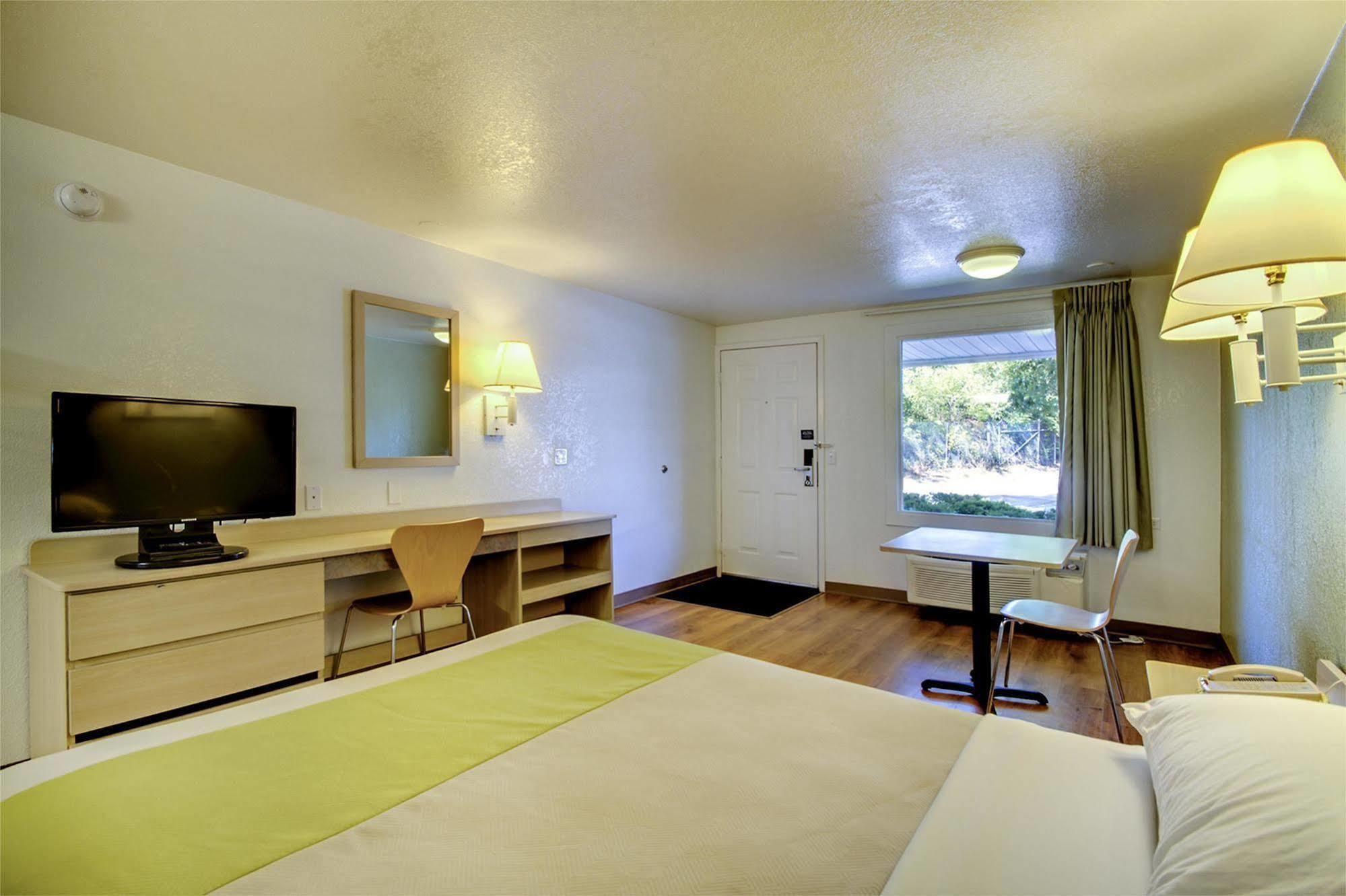 Rodeway Inn Windsor Mill Ngoại thất bức ảnh