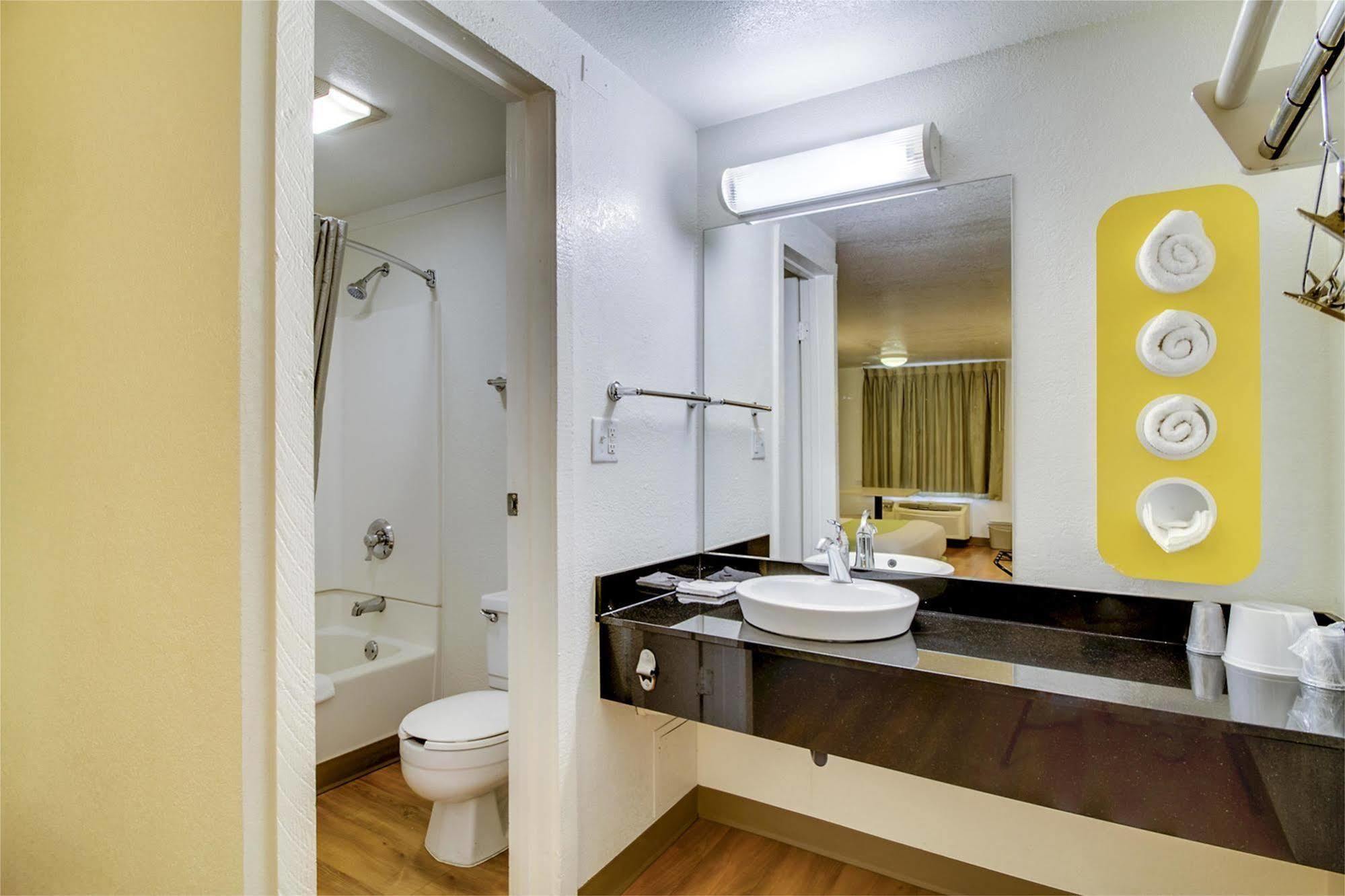 Rodeway Inn Windsor Mill Ngoại thất bức ảnh