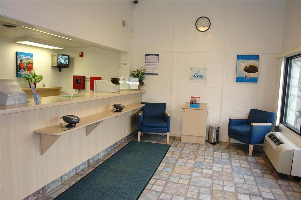 Rodeway Inn Windsor Mill Nội địa bức ảnh