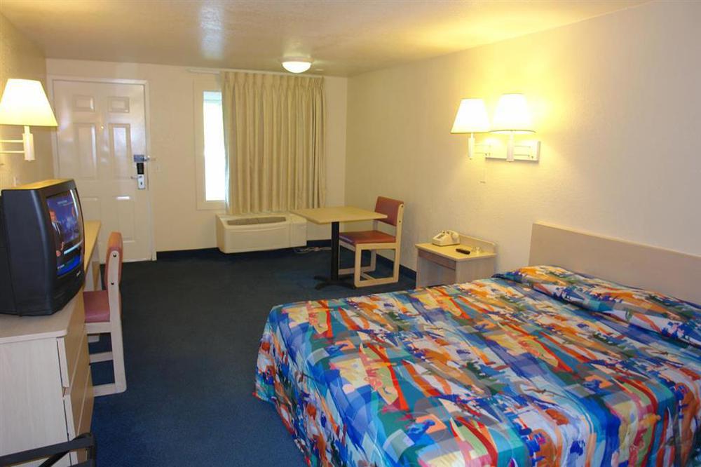 Rodeway Inn Windsor Mill Phòng bức ảnh