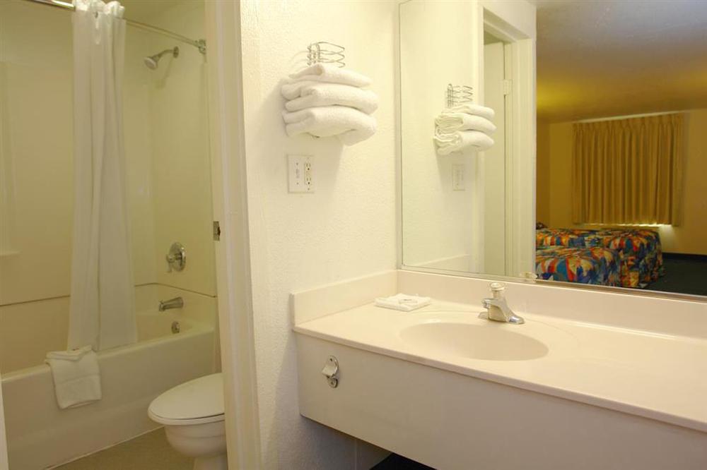 Rodeway Inn Windsor Mill Phòng bức ảnh