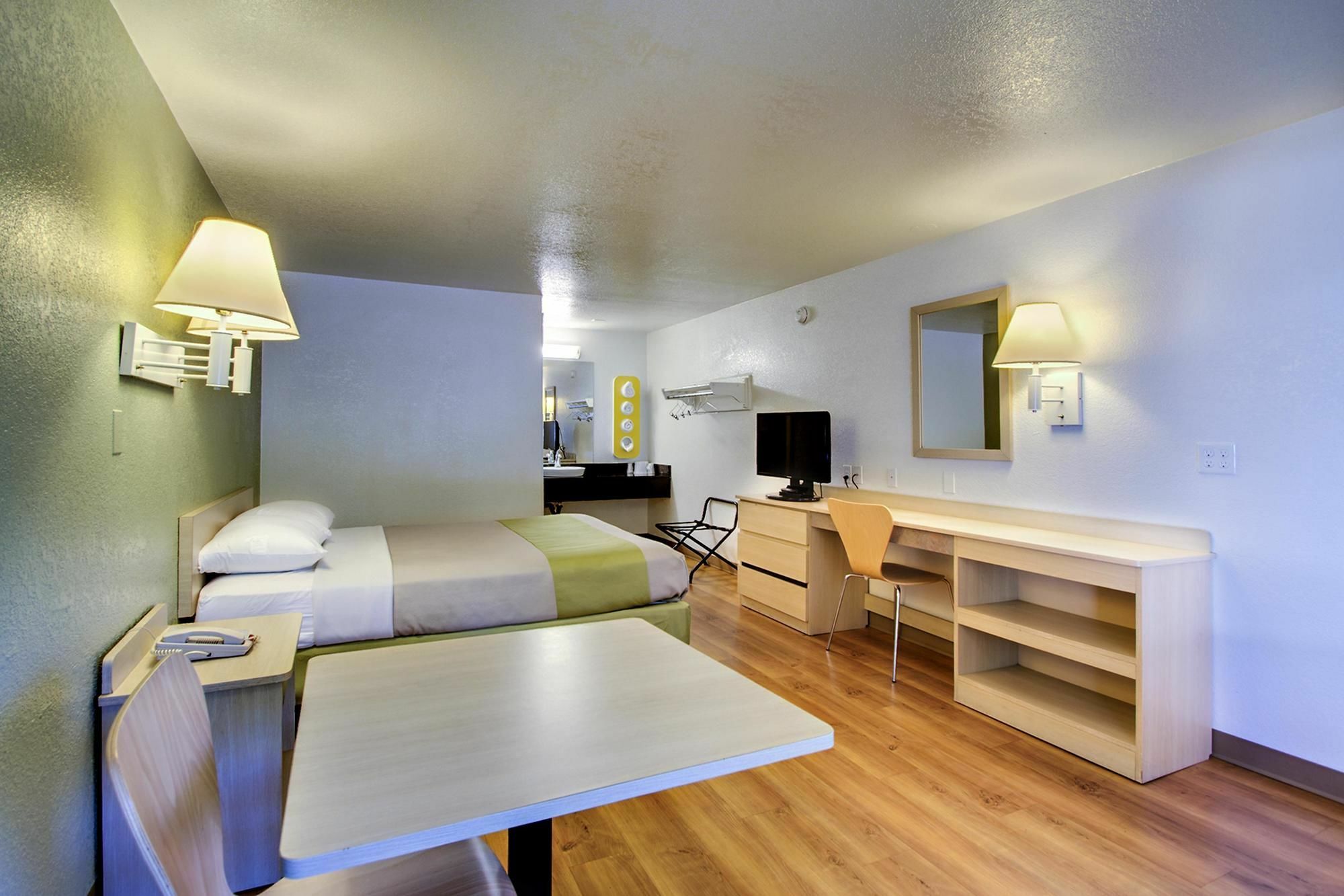 Rodeway Inn Windsor Mill Ngoại thất bức ảnh