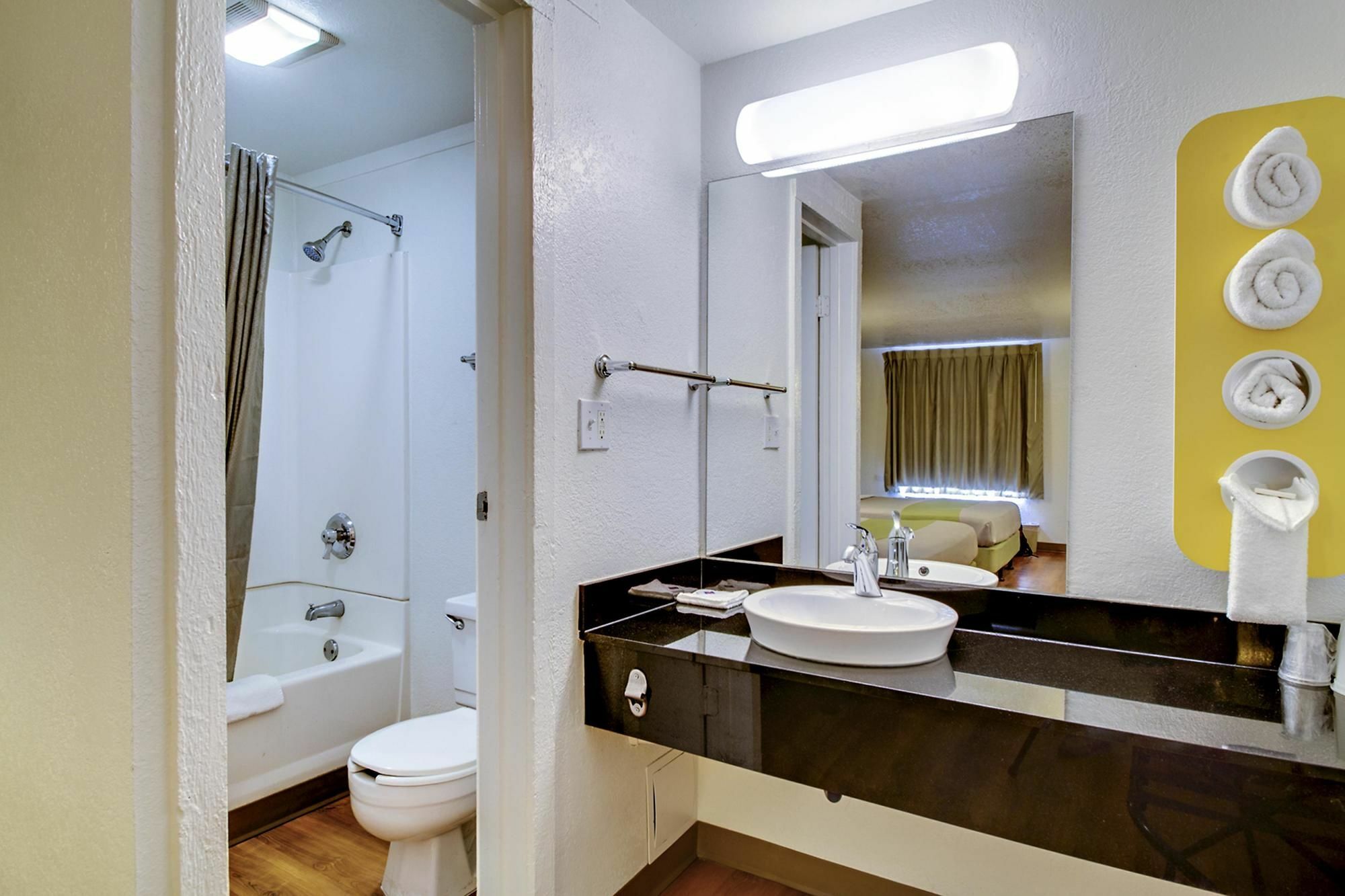 Rodeway Inn Windsor Mill Ngoại thất bức ảnh